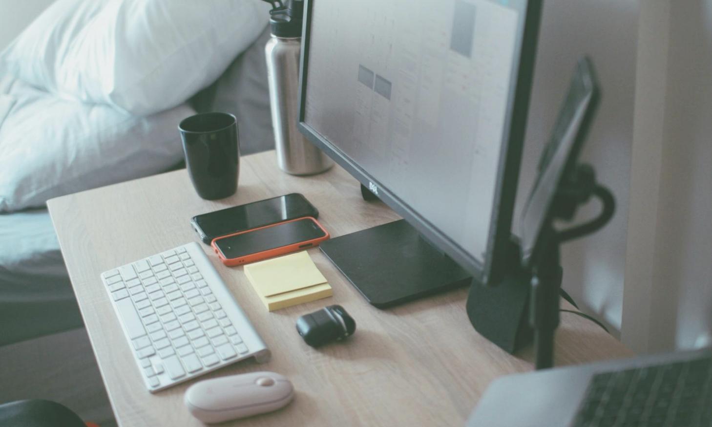 Persona organizando sus finanzas semanales con calculadora y documentos